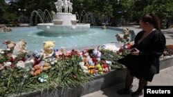 Stanovnici Sevastopolja polažu cvijeće žrtvama, kako navode ruske vlasti, ukrajinskog raketnog napada (Foto: REUTERS/Alexey Pavlishak)