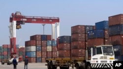 Wafanyakazi katika bandari ya Yingkou, kaskazini mashariki mwa China July 24 2019