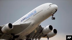 ایرباس A380 در یک نمایشگاه هوایی پاریس.