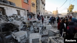 Palestinezët mblidhen pranë një shkolle që strehon te zhevdosurit, pas një sulmi izraelit në Gazë, më 13 janar, 2025/Reuters