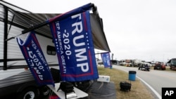 El presidente Donald Trump dará la orden partida de la famosa carrera automovilística. En la foto, banderas de Trump ondean al borde de la pista antes de la visita del mandatario este domingo. Febrero 14 de 2020. AP. 