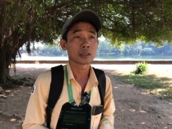 មគ្គុទេ្ទសក៍ទេសចរណ៍ភាសាអង់គ្លេសលោកសុខ សារុំ ឈរនៅផ្លូវឆ្ពោះទៅកាន់ប្រាសាទអង្គរវត្ត ថ្ងៃទី១៧ ខែមករា ឆ្នាំ២០២១។ (ហ៊ុល រស្មី/វីអូអេ)