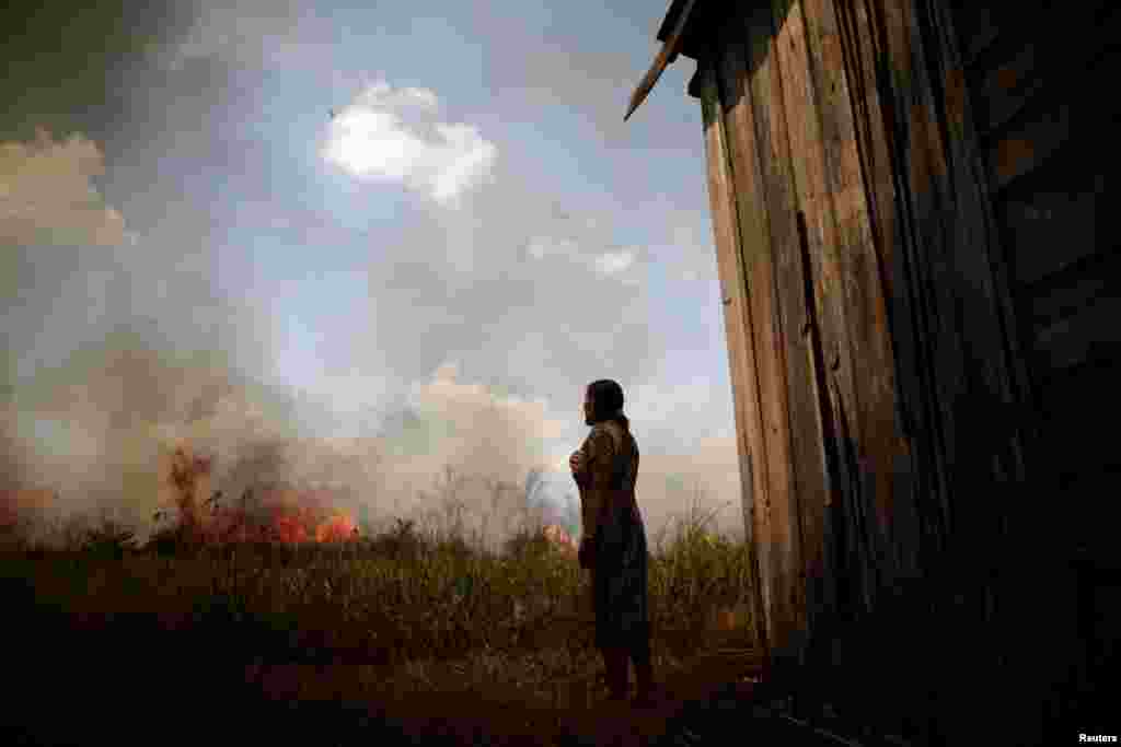 برازیل کا علاقہ 'پورٹو ویلہو' ایمیزون جنگلات کے قریب واقع ہے۔ جب سے جنگلات میں آگ بھڑکی ہے اس علاقے کے مکینوں کو مختلف مشکلات کا سامنا ہے جن میں سے ایک اہم مسئلہ دھویں کے باعث سانس لینے میں دشواری بھی ہے۔