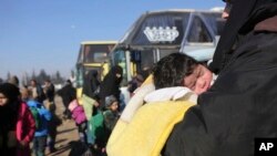Des Syriens sont évacués de la ville d'Alep pour aller dans le camp de réfugiés de Rashidin, près d'Idlib, Syrie,le 20 décembre 2016.