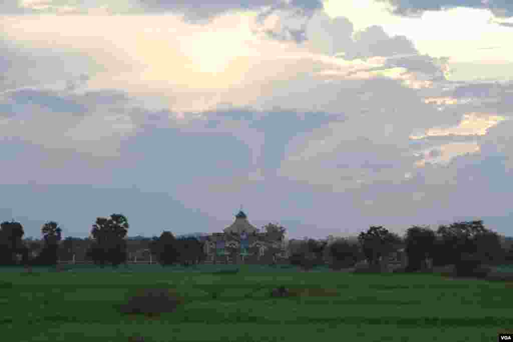 ​ទី​សក្ការៈ​គោរព​បូជា​ ​Baha'i​ ​ថតពី​លើ​ណូរី។​ ​ទីធ្លា​ទីសក្ការៈ​គោរព​បូជា​នេះ ​មាន​ទំហំ​ប្រមាណ​ ​២​ ​ហិកតា​សម្រាប់​អគារ និង​លាត​សន្ទឹង​លើ​​ផ្ទៃដី​ ​៧ ​ហិកតា​ទៀត​ ដែល​ផ្តល់​ទេសភាព​យ៉ាង​ធំ​ទូលាយ​ទៅ​លើ​វាលស្មើ​ ​និង​វាល​ស្រែ​ជុំវិញ។ (រិទ្ធី ឧត្តម/VOA)