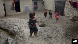 រូបឯកសារ៖ កុមារ​អាហ្វហ្គានីស្ថាន ដើរ​លើ​ផ្លូវ​ភក់​នៅក្នុង​ទីក្រុង​កាប៊ុល កាលពី​ថ្ងៃទី១២ ខែកុម្ភៈ ឆ្នាំ ២០១៨។