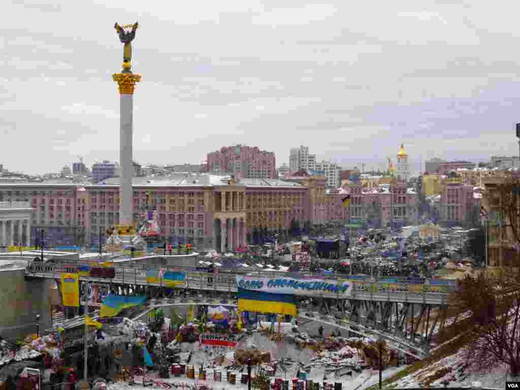 Protest camps in Independence Square, Kyiv, Jan. 28, 2013. (H. Ridgwell/VOA)