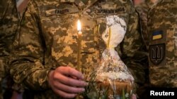 កងកម្លាំង​ពិសេស​អ៊ុយក្រែន​នៅ​ព្រះវិហារ St Michael's Cathedral មុន​នឹង​បុណ្យ​គ្រឹះស្មាស​ក្នុង​ទីក្រុង​កៀវ