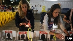 Mujeres preparan una mesa simbólica durante una manifestación en Tel Aviv exigiendo la liberación de los israelíes rehenes en Gaza, el 21 de noviembre de 2023.