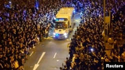 香港抗议者在湾仔警署附近示威时为一辆救护车让路。(2019年6月18日)