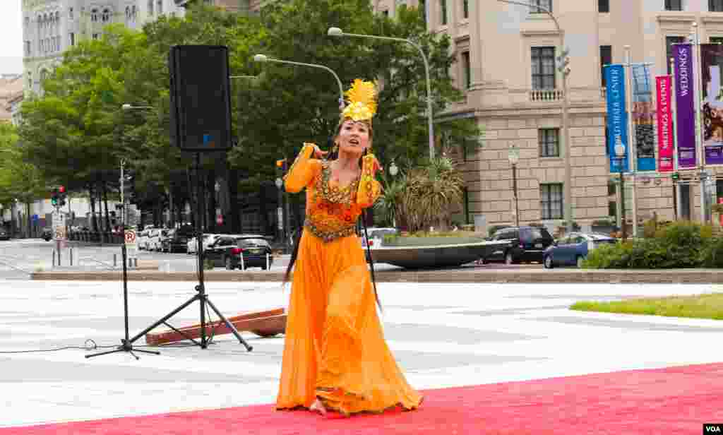 Vashingtonda Uyg'ur madaniy festivali. Tadbirdan so'ng jamoa Xitoy elchixonasi qarshisida norozilik namoyishi o'tkazdi, Vashington, 3-avgust, 2014-yil. Odil Ruzaliev surati