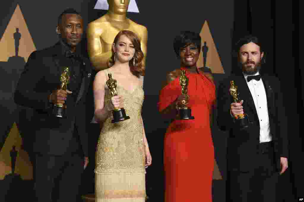Махершала Алі, володар премії за кращу чоловічу роль другого плану у фільмі &laquo;Місячне сяйво&raquo; (зліва), Емма Стоун, володар премії за кращу головну жіночу роль (La La Land), Вайола Дейвіс, переможниця у номінації &laquo;Найкраща актриса другого плану&raquo; (&laquo;Паркани&raquo;).