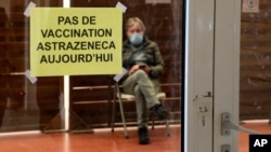 Un hombre espera en un centro de vacunación donde un letrero reza “no hay vacunas de AstraZeneca hoy” en Saint-Jean-de-Luz, suroeste de Francia, el 16 de marzo de 2021.