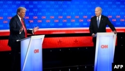 Le président Joe Biden et l'ancien président Donald Trump lors du premier débat présidentiel, le 27 juin 2024. (Photo ANDREW CABALLERO-REYNOLD)