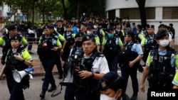資料照：香港警方在審理47人案的香港西九龍法院周圍嚴加戒備。（2024年5月30日）