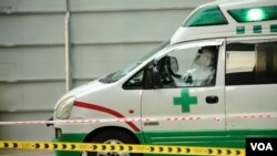 រូប​ឯកសារ៖ រថយន្តរបស់ក្រុមមន្ត្រីសុខាភិបាលកំពុងដឹកអ្នកជំងឺកូវីដ១៩ មកទទួលការព្យាបាលនៅមណ្ឌលព្យាបាល នៅកោះពេជ្រ រាជធានីភ្នំពេញ ថ្ងៃទី១៥ ខែមេសា ឆ្នាំ២០២១។ (ហ៊ាន សុជាតា/វីអូអេ)