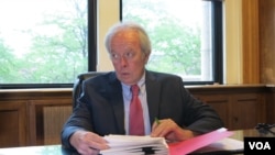 Edward J. Kennedy, Mayor of Lowell, speaks to VOA Khmer's reporters at City Hall of Lowell, on Wednesday, September 7, 2016. (Ten Soksreinith/VOA Khmer)