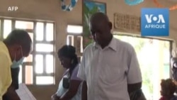 Les Ivoiriens récupèrent les cartes de vote avant les élections de fin octobre