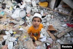 Seorang anak laki-laki Palestina yang terluka di Rafah, di selatan Jalur Gaza, 1 Mei 2024. (Foto: Reuters)