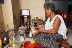 អ្នក​ស្រី លុយ សារី កំពុង​ធ្វើ​ទឹកត្រី​ក្នុង​ផ្ទះ​ក្នុង​បរិវេណ​វត្ត​ប្រយូរវង្ស​ នៅរាជធានីភ្នំពេញ កាលពី​ថ្ងៃអង្គារ​ ទី៣១ ខែមីនា ឆ្នាំ២០២០។ (ទុំ ម្លិះ/VOA)