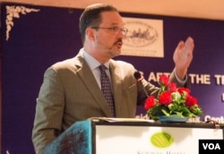 លោក Michael J.Green អនុ​ប្រធាន​ជាន់​ខ្ពស់​សម្រាប់​ទ្វីប​អាស៊ី នៃមជ្ឈមណ្ឌល​សម្រាប់​ការ​សិក្សា​និង​ស្រាវជ្រាវ​អន្តរជាតិ នៃ​រដ្ឋ​ធានី​វ៉ាស៊ិនតោន​ សហរដ្ឋ​អាមេរិក​ថ្លែង​នៅ​ក្នុង​សិក្ខាសាលា​ស្ដី​អំពី​សមុទ្រ​ចិន​ខាង​ត្បូងបន្ទាប់​ពី​សាលដីការ​តុលាការ​អន្តរជាតិ​ នៅ​ថ្ងៃ​ពុធ ទី​២០ ខែ​កក្ដដា ឆ្នាំ​២០១៦ នៅ​រាជធានី​ភ្នំពេញ។ (ឡេង ឡែន/VOA)