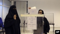 2015-yilda saudiyalik ayollar saylovda ilk bor ovoz berdi. Riyod, 12-dekabr 2015-yil