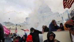 Pristalice predsednika Trampa sukobljavaju se sa policijom ispred zgrade američkog Kapitola 6. januara 2021.