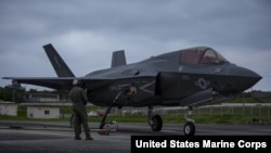駐日本的美國海軍陸戰隊公佈的照片顯示，美國海軍陸戰隊員在日本沖繩普天間基地為美國海軍陸戰隊的一架F-35B飛機加油。 (2020年10月7日)