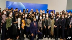 Rais wa zamani wa Marekani Barack Obama, na Mwakilishi Maalum wa Rais wa Marekani katika Masuala ya Mazingira John Kerry, wakiwa na wajumbe wa Marekani katika Kituo cha Marekani katika Mkutano wa Hali ya Hewa COP26 wa UN, Nov 9. 2021.(AP Photo/Alastair Grant)