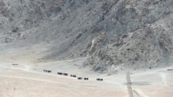 印度边防军士兵在拉达克地区的山脚下巡逻。(2020年6月24日)