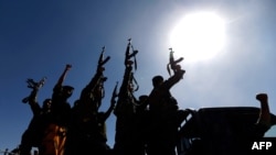 Arhiva - Novoregrutovani Huti borci izvikuju parole dok se voze vojnim vozilom u glavom gradu Sani, 3. januara 2017.