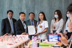 拉克查努克·斯瑞诺克和由Clubehouse(俱乐部屋)用户组成的"泰国团结俱乐部"成员2021年3月向泰国国会递交请愿信，请求关注政治犯。(图片由“泰国团结俱乐部”提供)