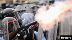 香港警察2019年6月12日向反對立法會逃犯條例修訂案二讀的抗議者發射催淚彈。