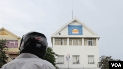 A man stands outside Cambodia National Rescue Party’s headquarter on Thursday evening May 26, 2016 where armed security forces attempted to search for the party’s deputy chief Kem Sokha. (Aun Chhengpor/VOA Khmer)