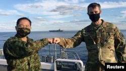 General pukovnik Kevin Šnajder, komandant američkih snaga u Japanu i general Kodži Jamazaki, načelnik združenog generalštaba oružanih snaga Japana, južno od Japana, 26. oktobra 2020. (Foto: Reuters)