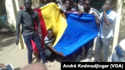 Manifestants devant la bourse du travail de Ndjamena le 5 avril 2016. 