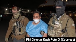 کیش پتیل، رییس بیروی تحقیقات فدرال ایالات متحده (اف‌بی‌آی) با نشر این تصویر در ایکس فرد وسطی را "محمد شریف الله" نامیده که به گفتۀ وی به همدستی در قتل سربازان امریکایی در ابی گیت میدان هوایی کابل در افغانستان متهم است. 