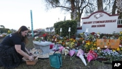 Spomenik žrtvama pucnjave u školi Mardžori Stounmen Daglas u Parklendu na Floridi. 