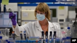 រូបឯកសារ៖ បុគ្គលិក​​ម្នាក់​កំពុង​ធ្វើការ​នៅ​មន្ទីរពិសោធន៍​​មួយ​ក្នុង​អំឡុងពេល​ស្រាវជ្រាវ​អំពី​​ជំងឺ​កូវីដ១៩ ក្នុង​ទីក្រុង Beerse ប្រទេស​ប៊ែលហ្សិក ថ្ងៃទី១៧ ខែមិថុនា ឆ្នាំ២០២០។
