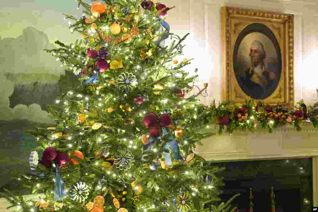 "Que nuestra nación sea bendecida con paz y luz en esta temporada navideña", agregó la dra. Biden.