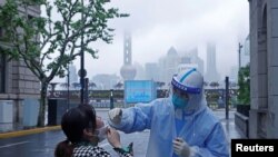 一名女子在上海做新冠病毒核酸檢測。（2022年4月26日）