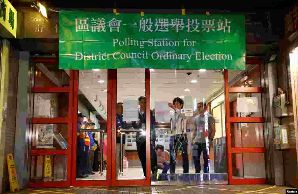 Funcionarios cierran la mesa de votación en el distrito South Horizons West mientras al concluir oficialmente la votación en Hong Kong, China, el 24 de noviembre de 2019.