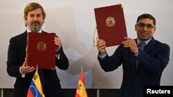 Pedro Tellechea, presidente de PDVSA, a la derecha, celebra la firma de acuerdos con la petrolera española Repsol, en Caracas, el 18 de diciembre de 2023.