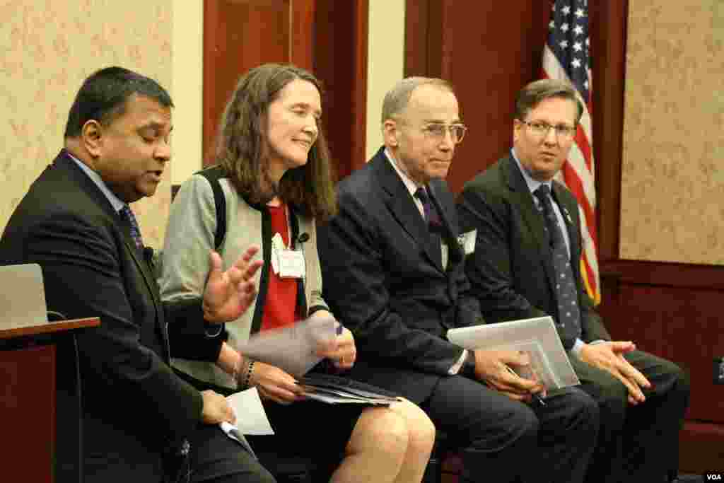 ពី​ឆ្វេង​ទៅ​ស្ដាំ (១) លោក Satu Limaye ប្រធាន​មជ្ឈមណ្ឌល​ស្រាវជ្រាវ East-West ប្រចាំ​រដ្ឋ​ Washinton (២) លោកស្រី Patricia Mahoney ឧបការី​រង​ស្តី​ទី​រដ្ឋ​មន្ត្រី​ក្រសួង​ការ​បរទេស​ទទួលបន្ទុក​កិច្ចការ​អាស៊ី​អាគ្នេយ៍ (៣) ឧត្ដម​សេនីយ៍​ឯក​ចូល​និវត្តន៍ Wallace Gregson, Jr. អតីត​ឧបការី​រដ្ឋ​មន្ត្រី​ក្រសួង​ការពារ​ជាតិ​ទទួល​បន្ទុក​កិច្ច​ការ​សន្តិសុខ​អាស៊ី​ និង​អាស៊ី​ប៉ាស៊ីហ្វិក (៤) លោក Alex Feldman ប្រធាន​ក្រុមប្រឹក្សា​ធុរកិច្ច​អាមេរិក​-អាស៊ាន ក្នុង​កម្មវិធី​ខួប​ ៤០ ឆ្នាំ​នៃ​ភាព​ជា​ដៃ​គូ​រវាង​សហរដ្ឋអាមេរិក និង​សមាគម​ប្រជាជាតិ​អាស៊ី​អាគ្នេយ៍ នៅ​មណ្ឌល​បដិសណ្ឋារកិច្ច​ក្នុង​វិមាន​សភា​សហរដ្ឋ​អាមេរិក កាល​ពី​ថ្ងៃ​អង្គារ ទី១៦ ខែ​ឧសភា ២០១៧​។ (សឿន វឌ្ឍនា​/VOA) 