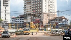 រូបឯកសារ៖ ទិដ្ឋភាពនៅទីក្រុងព្រះសីហនុ ដែលគេឃើញមានសំណង់អគារខ្ពស់មិនទាន់សង់រួច និងសង់រួចពុំទាន់មានអ្នកស្នាក់នៅ ដែលគេចាប់ផ្តើមសាងសង់ច្រើនឡើងៗតាំងពីអំឡុងឆ្នាំ២០១៦ នៅក្រុងព្រះសីហនុ នៅថ្ងៃទី១៧ ខែឧសភា ឆ្នាំ២០២០។ (ខាន់ សុគុំមនោ/វីអូអេ) 