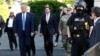 Predsednik Donald Tramp, sekretar za odbranu Mark Esper i načelnik Združenog generalštaba Mark Mili hodaju do crkve Svetog Jovana blizu Bele kuće, 1. jun 2020.