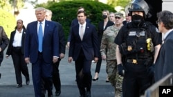 Predsednik Donald Tramp, sekretar za odbranu Mark Esper i načelnik Združenog generalštaba Mark Mili hodaju do crkve Svetog Jovana blizu Bele kuće, 1. jun 2020.