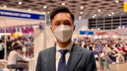 國際移民及置業博覽總監謝沛豪表示，部份港人對落實移民計劃仍抱觀望態度，加上英國等國家的疫情較香港嚴重，估計港人移民潮的高峰期會在一年至一年半之後才出現 (美國之音湯惠芸)