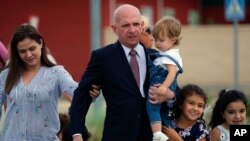 El ex jefe del espionaje militar venezolano, el mayor general retirado Hugo Carvajal, sale de prisión acompañado de familiares, en las afueras de Madrid, el 15 de septiembre de 2019.