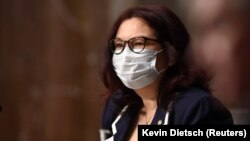 Senator Tammy Duckworth (D-IL) wears a protective mask during a Senate Armed Services hearing on Capitol Hill in Washington, DC, U.S. May 7, 2020. Kevin Dietsch/Pool via REUTERS